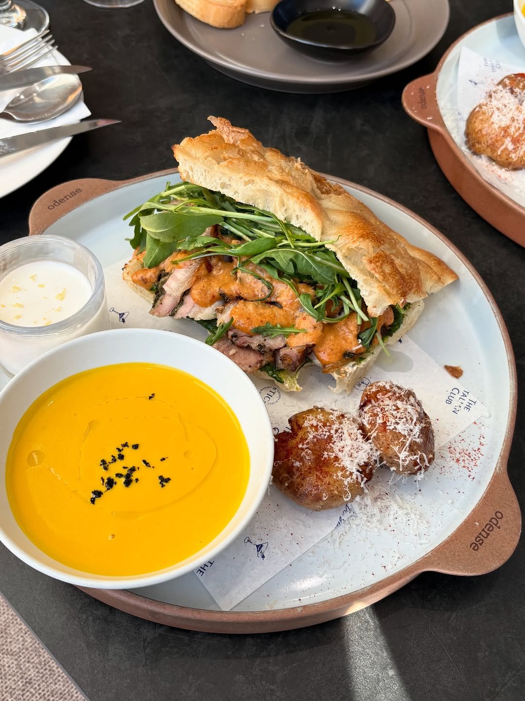 Photo by 허니꿀잼🍯 /🇰🇷🇦🇺 on December 27, 2025. May be an image of club sandwich, baguette, poached egg, smoked salmon, chicken sandwich, pretzel and text.