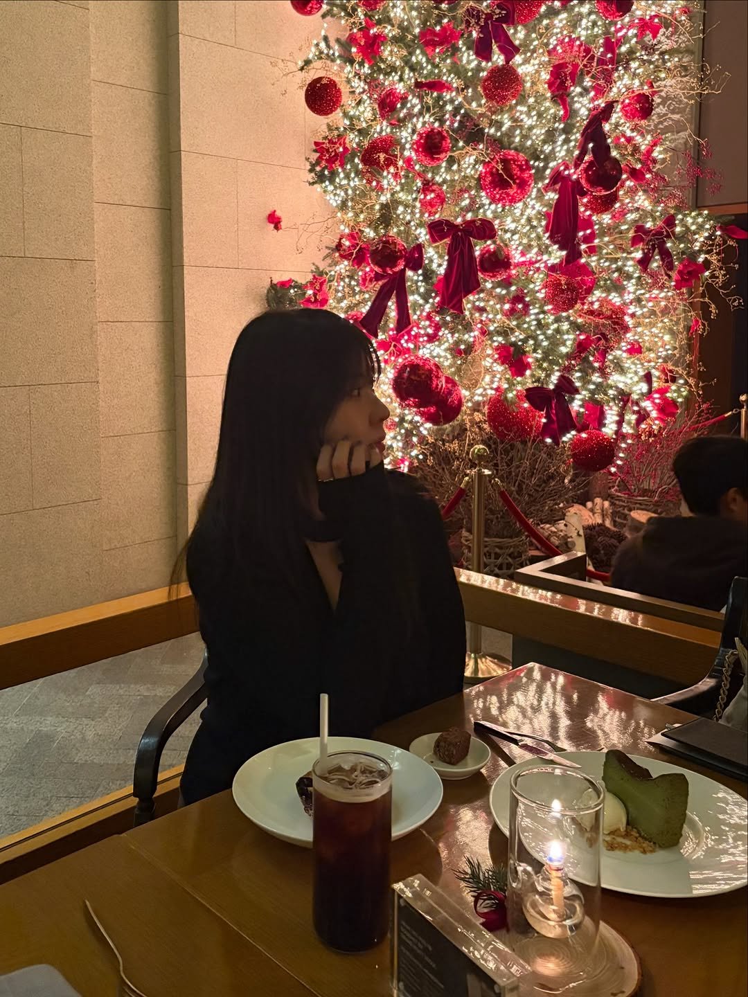 Photo by 허니꿀잼🍯 /🇰🇷🇦🇺 on December 24, 2025. May be an image of christmas tree, tinsel, night and text.