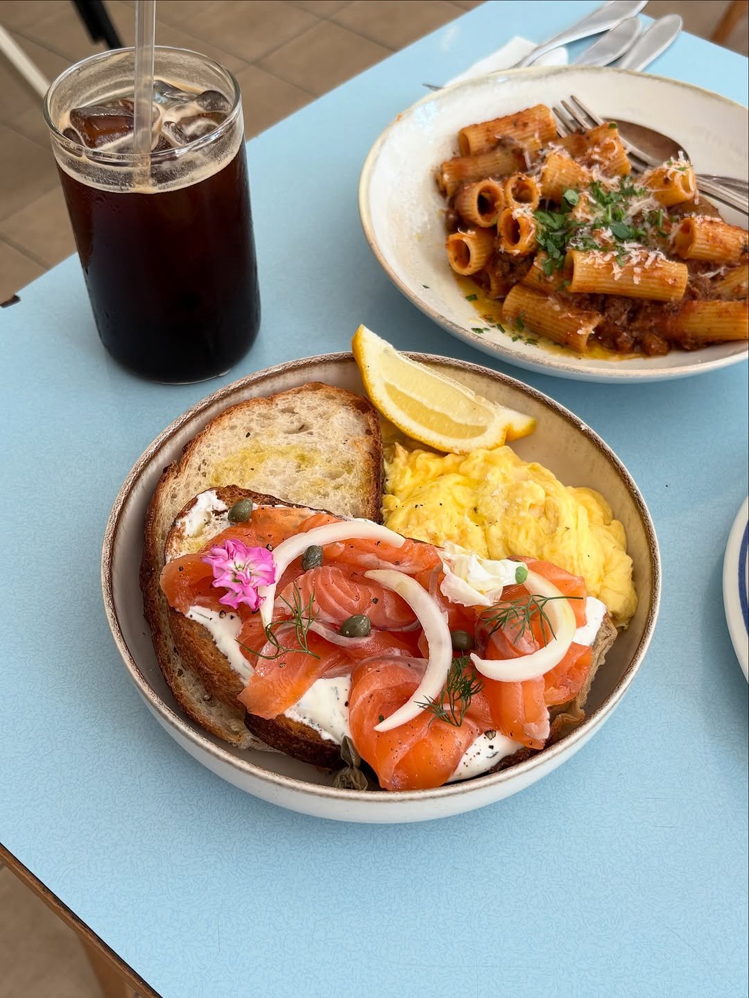 Photo by 허니꿀잼🍯 /🇰🇷🇦🇺 on November 14, 2025. May be an image of pasta, poached egg, smoked salmon, scrambled eggs and text.