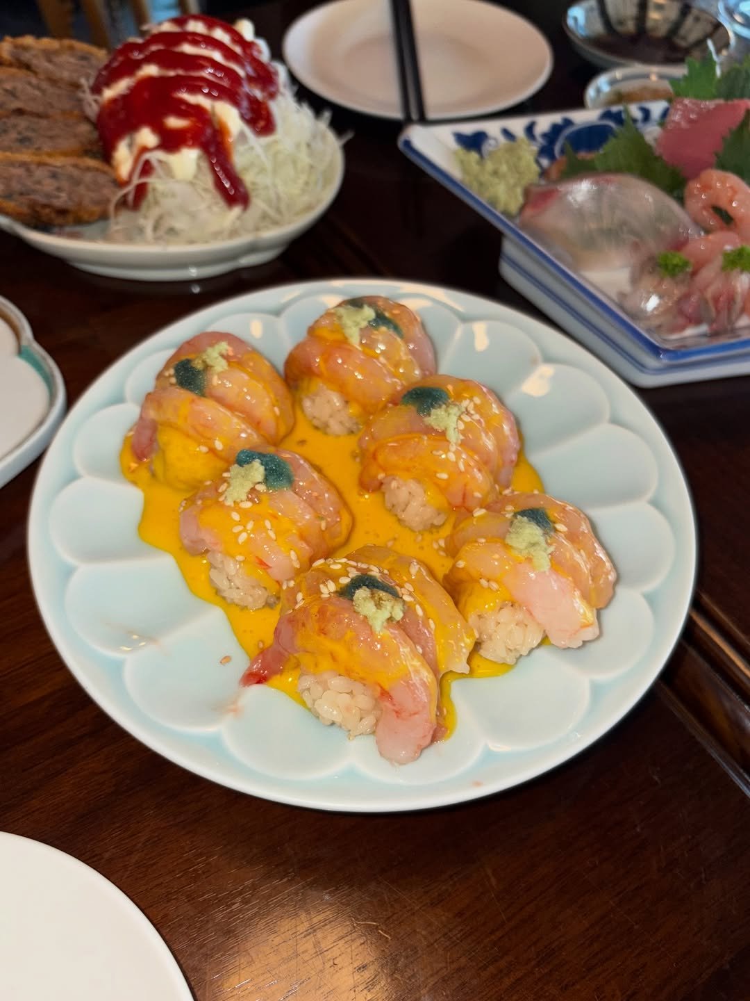 Photo by 허니꿀잼🍯 /🇰🇷🇦🇺 on February 18, 2026. May be an image of sushi, sashimi, dim sum and text.