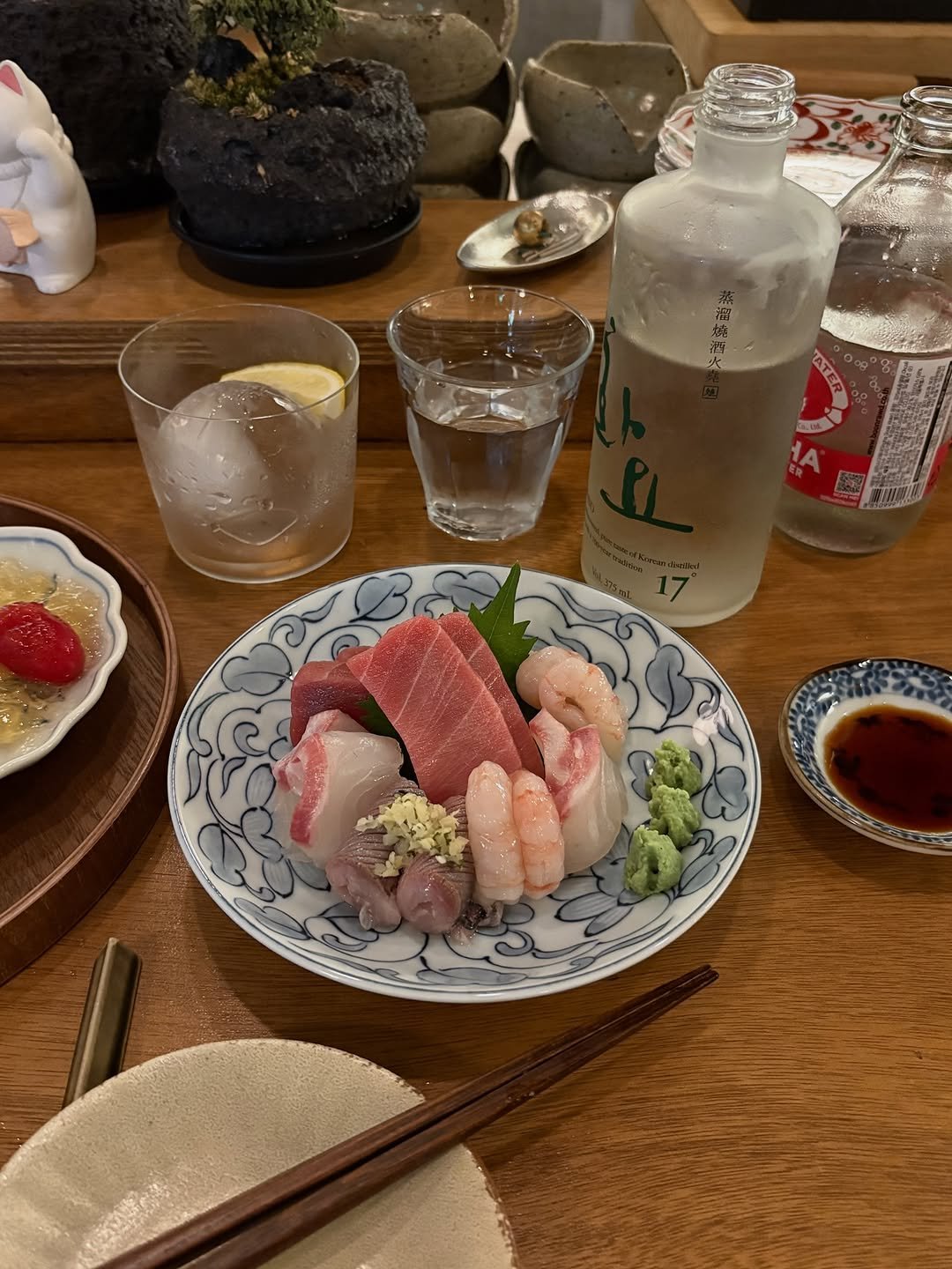 Photo by 허니꿀잼🍯 /🇰🇷🇦🇺 on October 02, 2025. May be an image of sashimi, sushi, chopsticks and text.