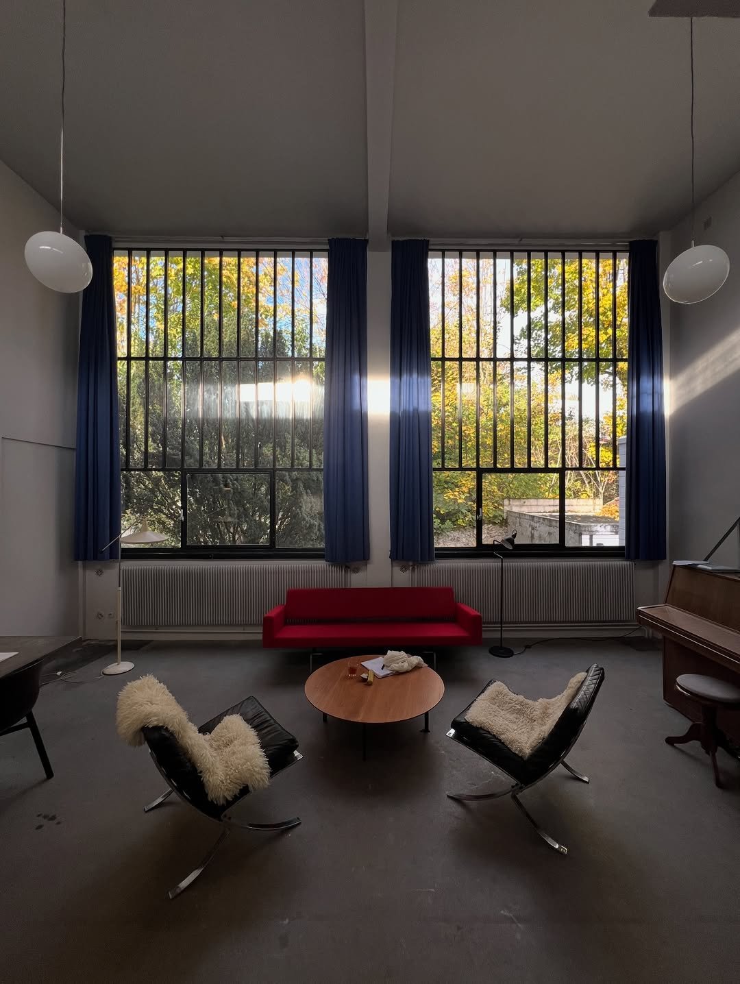 Photo by Laberiane Ponton on December 22, 2025. May be an image of armchair, chaise lounge, window and text.