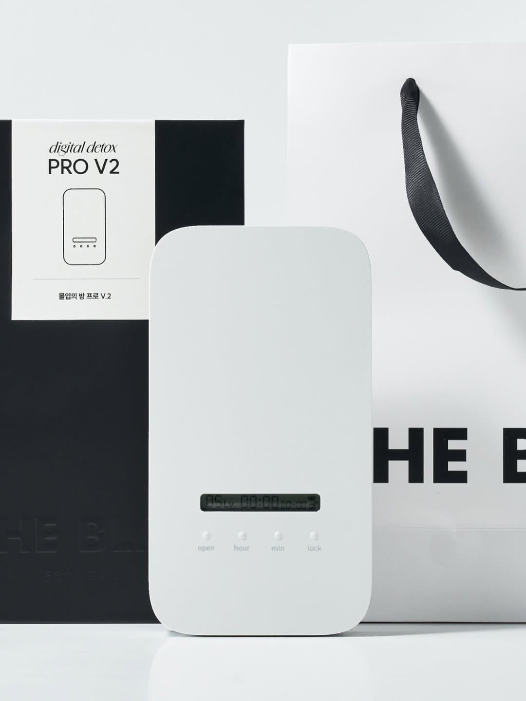 Photo by 더비랩 공식 인스타그램 | 몰입의방, 몰입의방프로 on June 26, 2025. May be an image of water heater, light switch, thermostat and text that says 'digital disitaldetox detox PRO V2 .... 몰입의방프로V.2 방 몰입의 방프 방프로 프로 V.2 HE E oerourck min oen hour lock'.