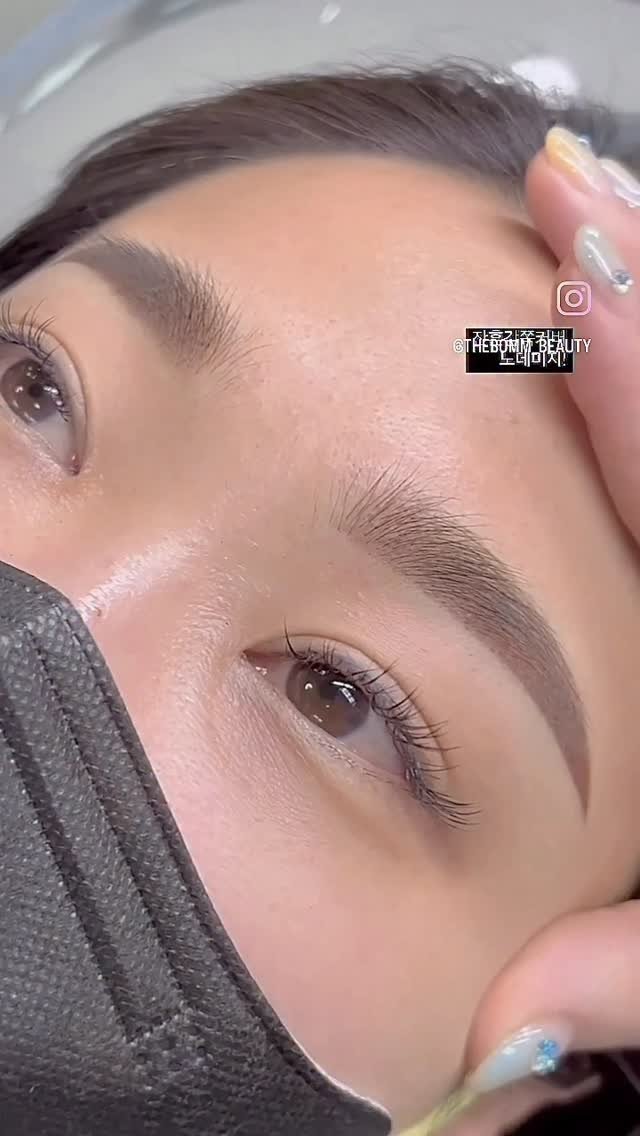 thebomm_beauty 게시물 이미지: 잔흔리 어디갔노?!

탈각후도 너무 은은하니
이쁜 봄파우더 눈썹!

메이크업 따로할...