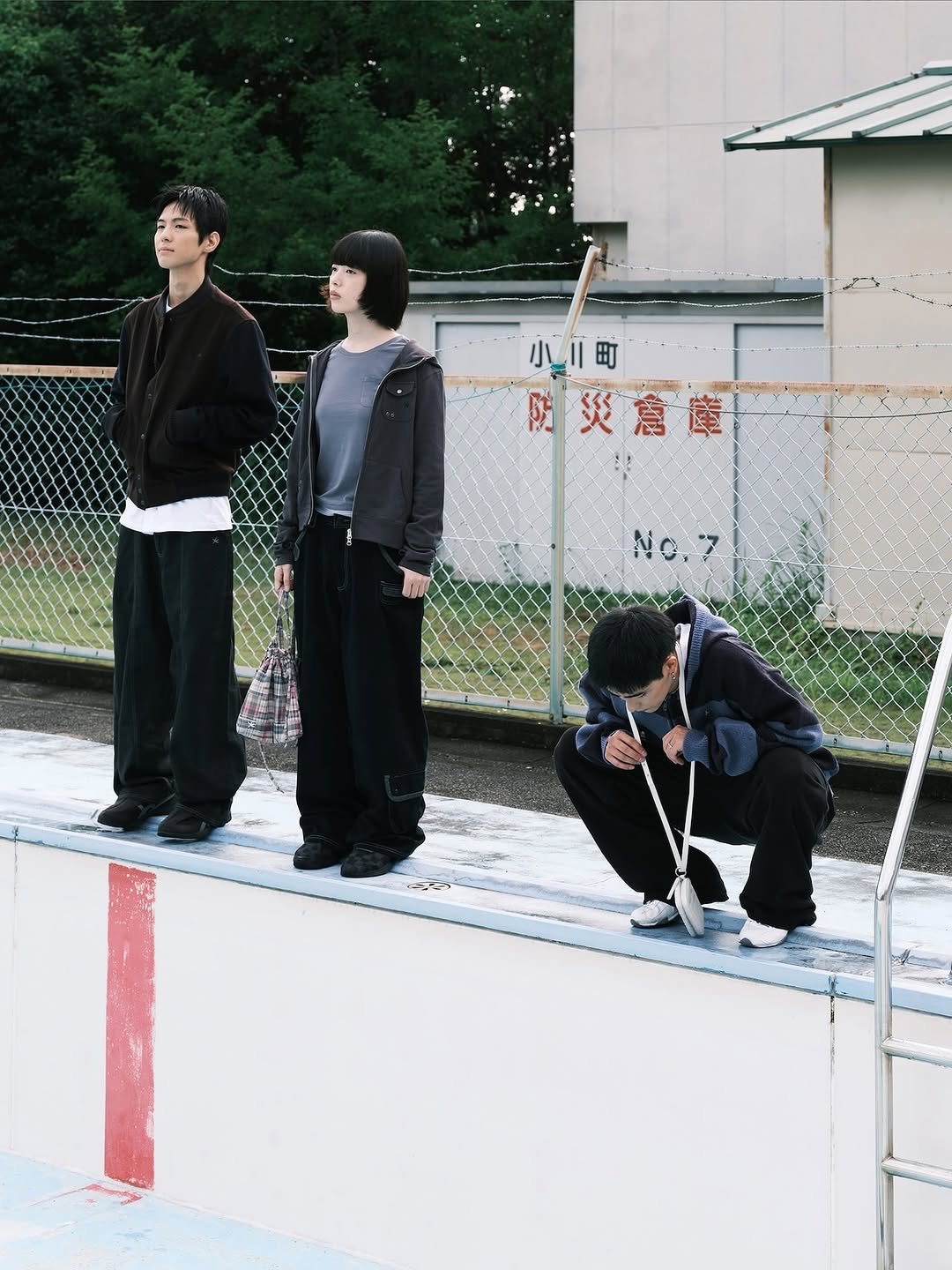 Photo by 더바운스 on September 08, 2025. May be an image of 3 people, people performing martial arts, people skating, people playing hockey and text that says '防災倉産 NO.7'.