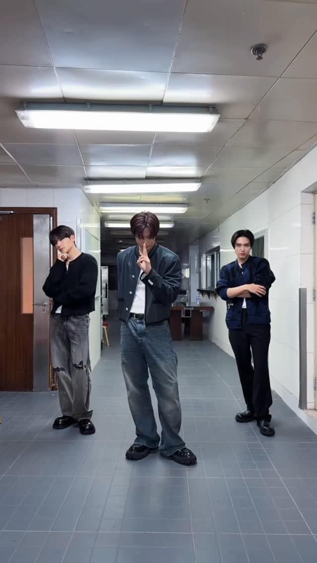 theboyz_officl 게시물 이미지: 😄 #用鸳鸯蝴蝶舞走两步

#THEBOYZ #더보이즈