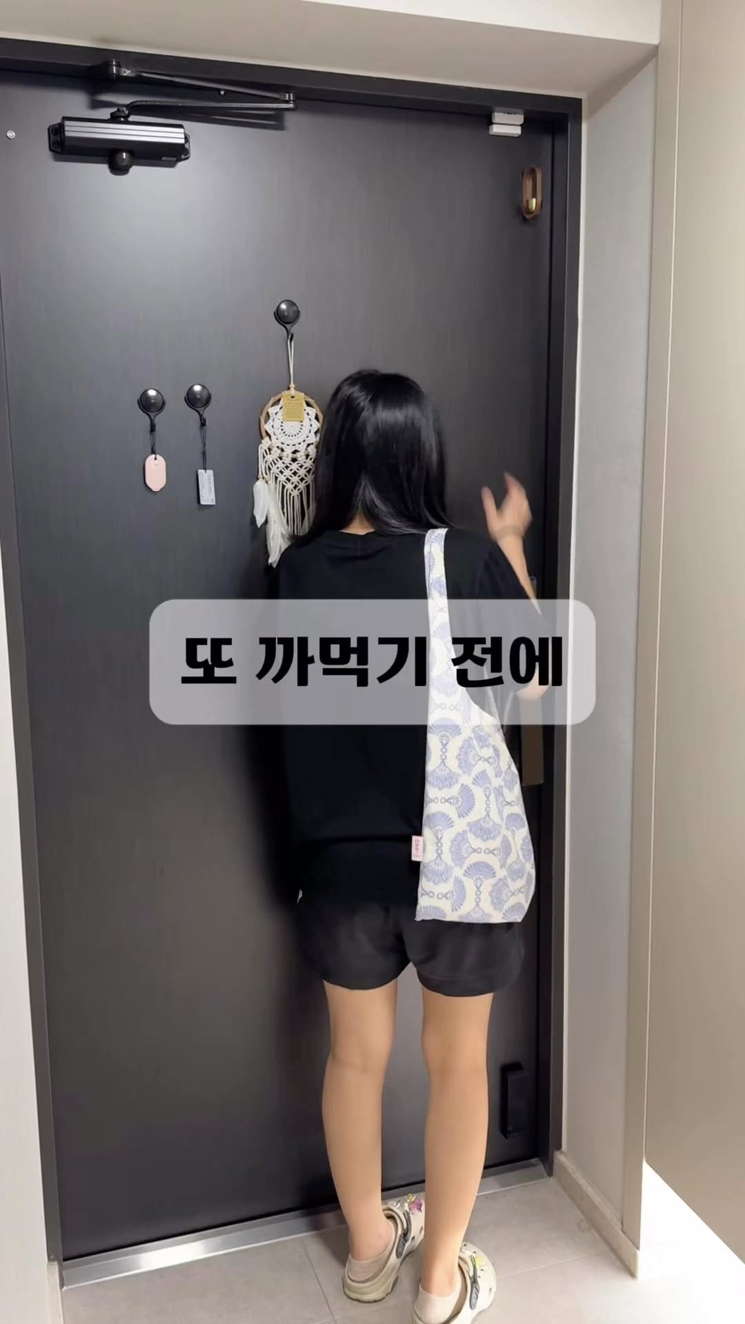 thecalmmomlife 게시물 이미지: 외출 준비할 때마다 
“아 맞다 모자, 아 맞다 마스크…” 
현관 앞만 가면 하나씩...