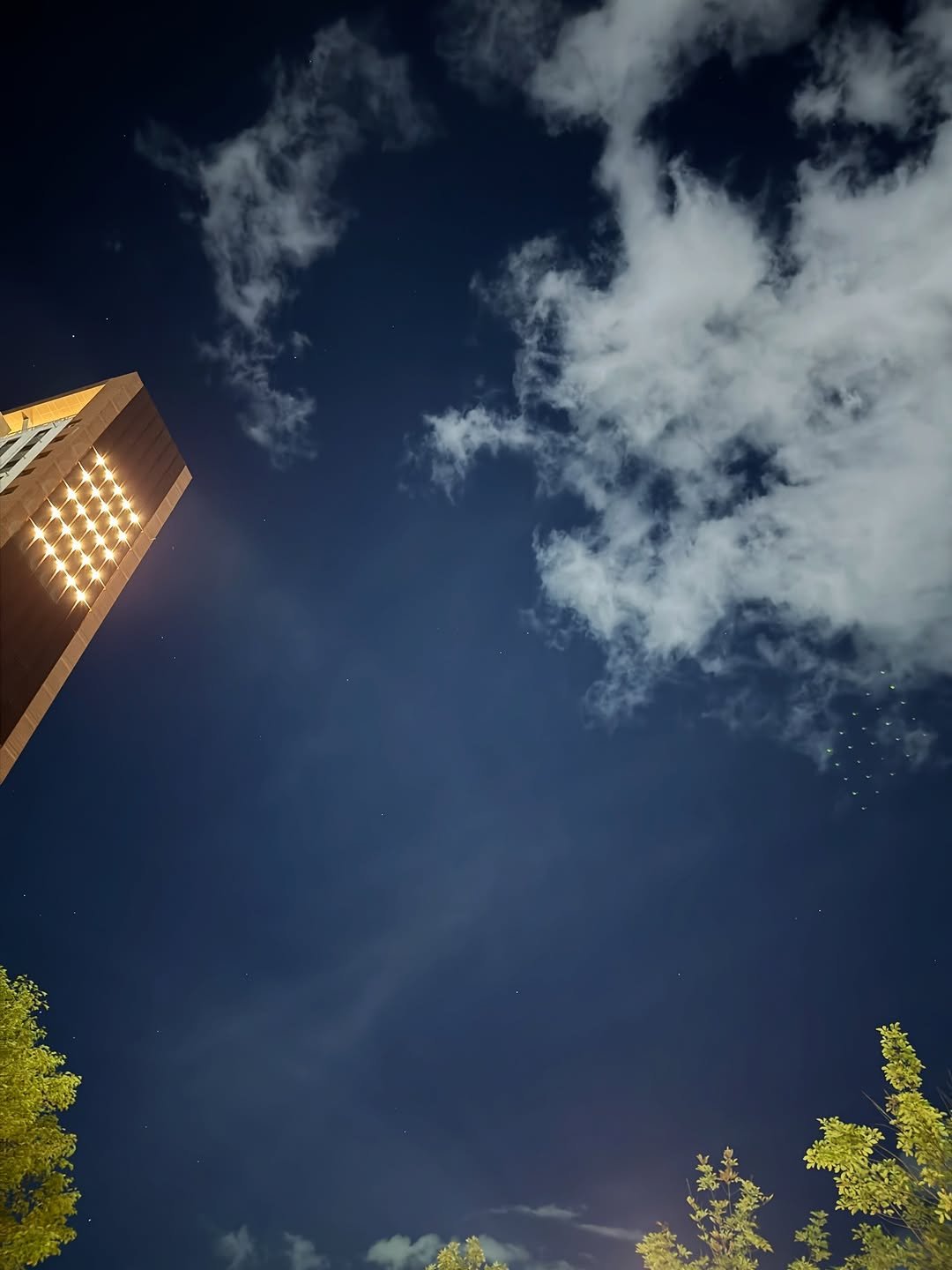 Photo by 더캄맘ㅣ편안한살림🌳임가경 on September 21, 2025. May be an image of twilight, cloud, night, buildings and text.