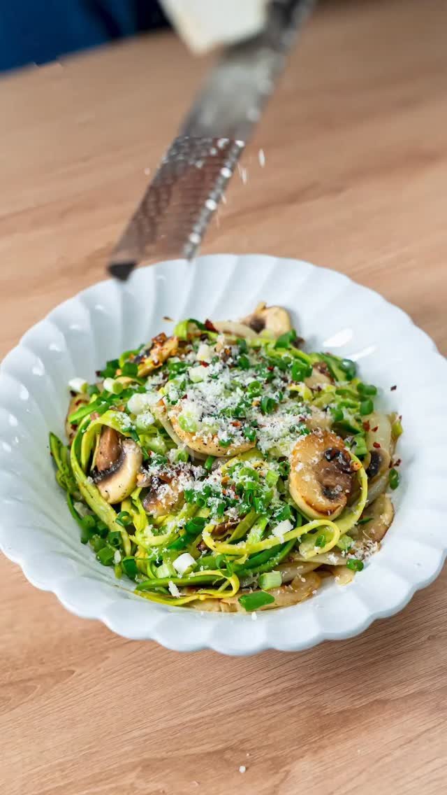 theeasychan 게시물 이미지: 죄책감 없이 호로록 즐기는 애호박면 파스타🍝💚

👉 상세 레시피 받으려면 댓글에...