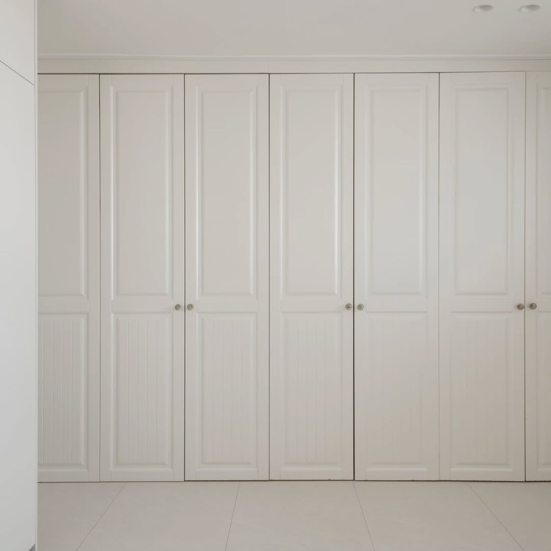 Photo by 인테리어의 첫시작 엔트런스에서부터ㅣ(주) 디엔트런스 on August 15, 2025. May be an image of armoire, cabinet, sliding door and text.