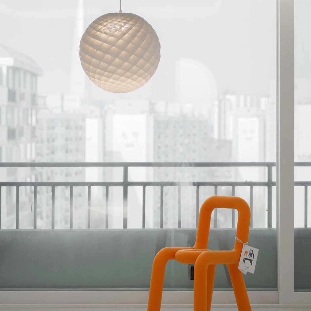 Photo by 인테리어의 첫시작 엔트런스에서부터ㅣ(주) 디엔트런스 on August 18, 2025. May be an image of lighting, lamp, chair, armchair, rocking chair and text.