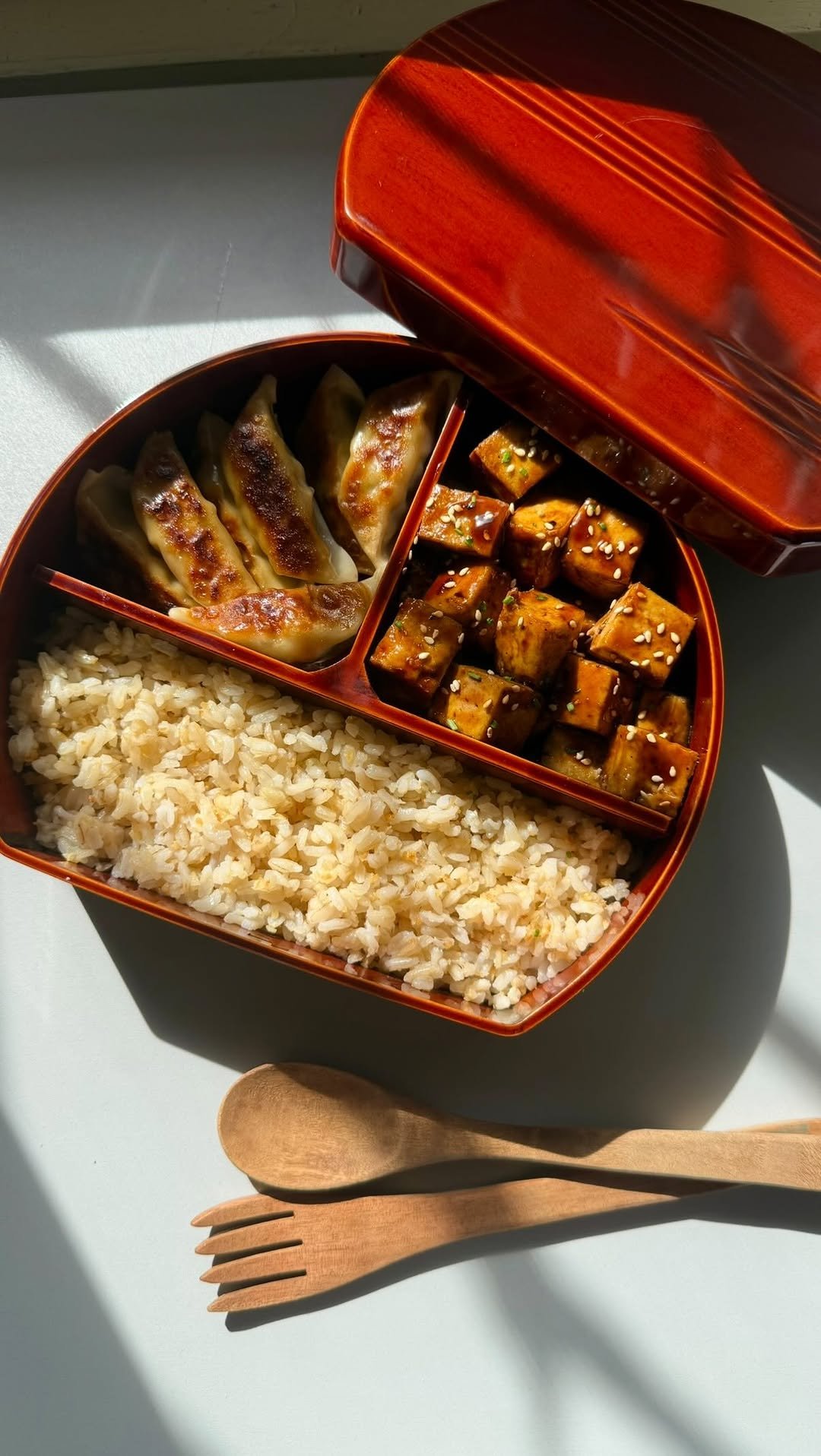 thefoodietakesflight 게시물 이미지: 🍱 black pepper tofu, dumplings, and garlic...