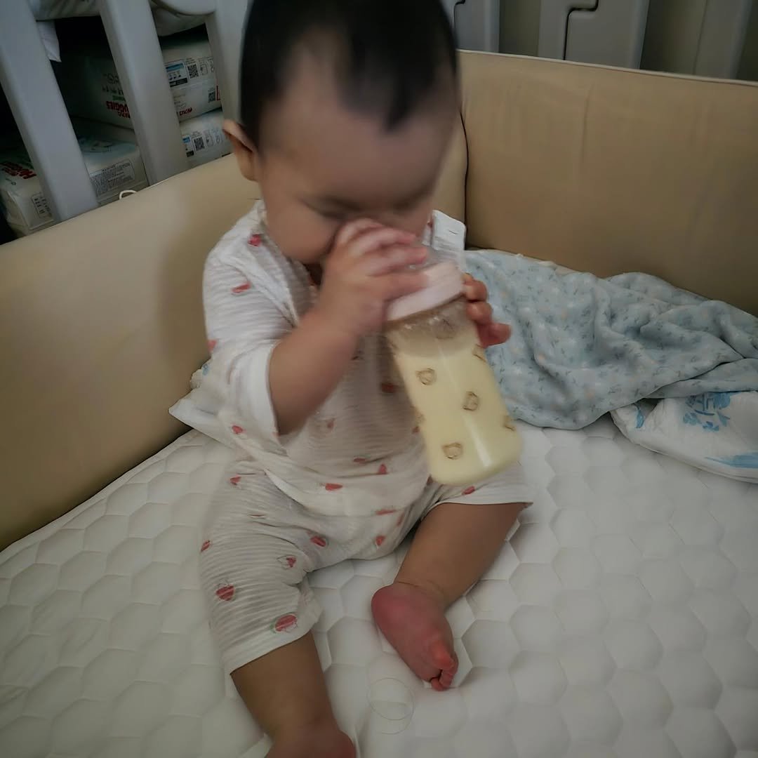 thejunista23 게시물 이미지: 7시 기상 떠쥬니❤️
자고 일어나자마자 쪽쪽이를 물었다.😗
눈앞에...