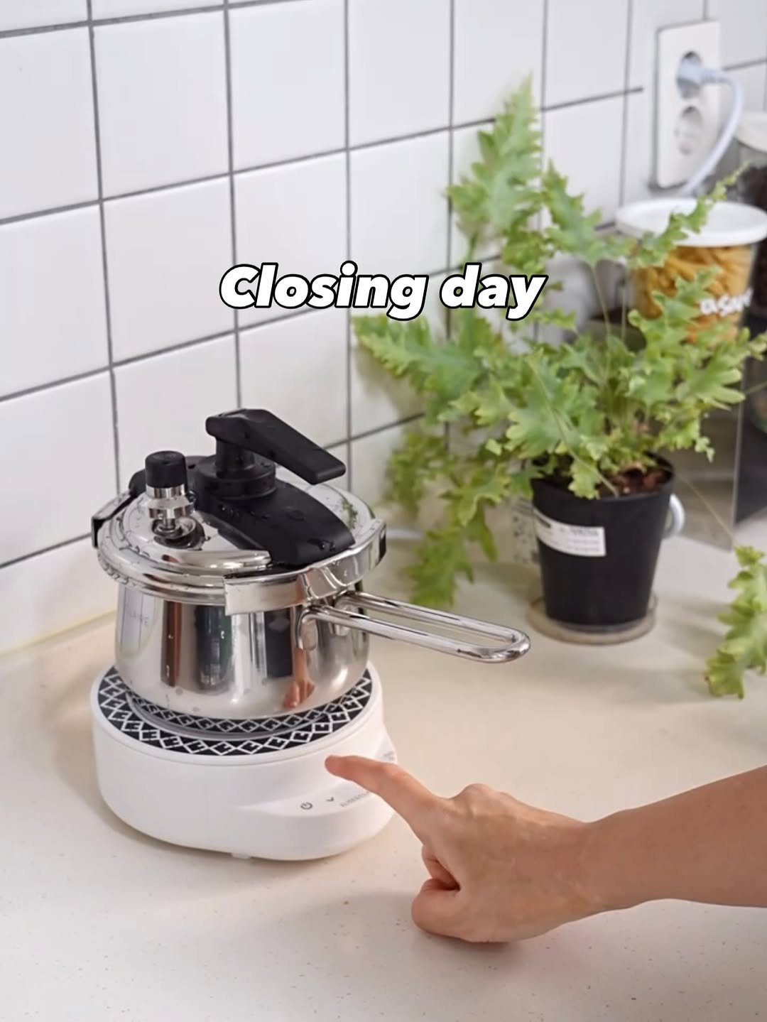 Photo by 더리테이블 ㅣ 이승희 on January 08, 2026. May be an image of ‎tea maker, water filter, pot, coffee maker, kitchen appliance, cooker, steamer and ‎text that says '‎Closing day יזרמו‎'‎‎.