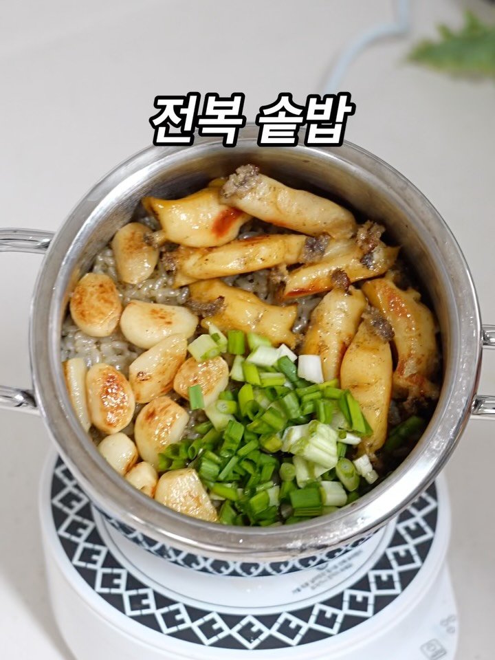 thelee_table 게시물 이미지: .
✅ 전복 손질법
1. 찬물에 소금 3큰술 풀어 5분 담그기
2. 물 버리고...