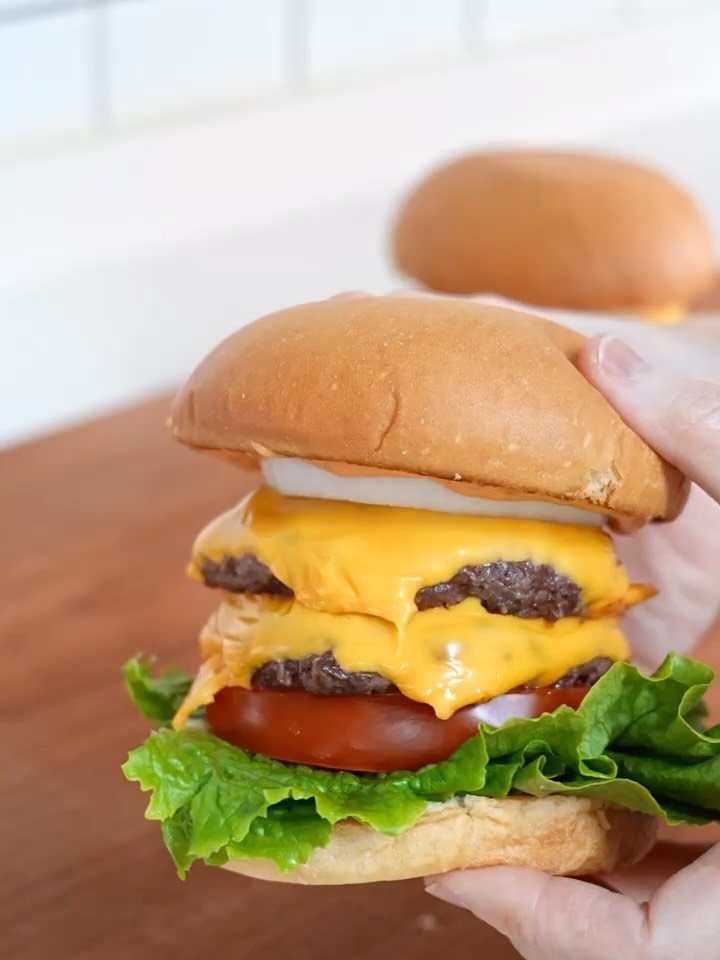 thelee_table 게시물 이미지: .
얼마전 맛있게 먹었는 햄버거와 
밀가루 없는 오코노미야키 영상이에요 :)...