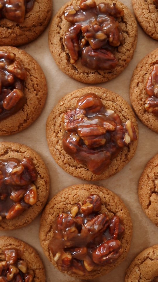 theloopywhisk 게시물 이미지: Soft, chewy pecan cookies stuffed with a...