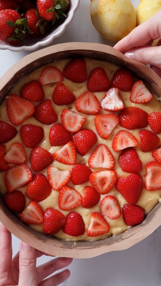 theloopywhisk 게시물 이미지: Soft, buttery gluten-free strawberry cake 🍓🫶...