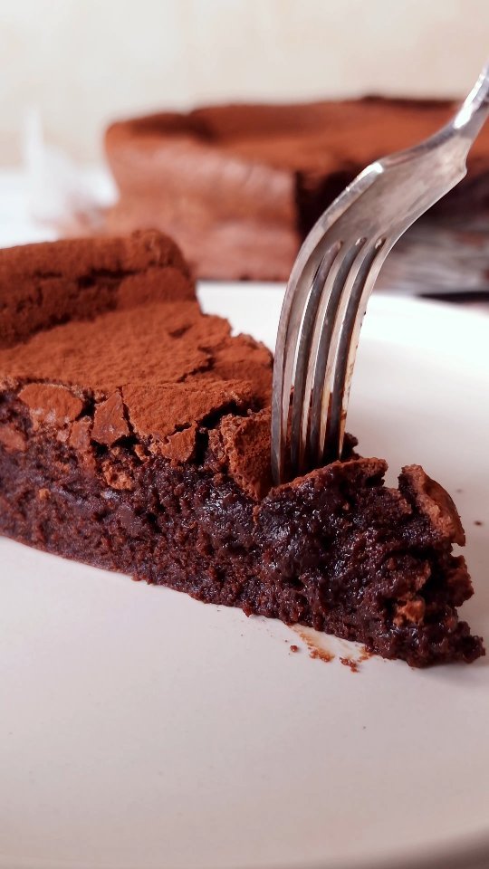 theloopywhisk 게시물 이미지: Flourless chocolate cake 🍫 You need just 6...