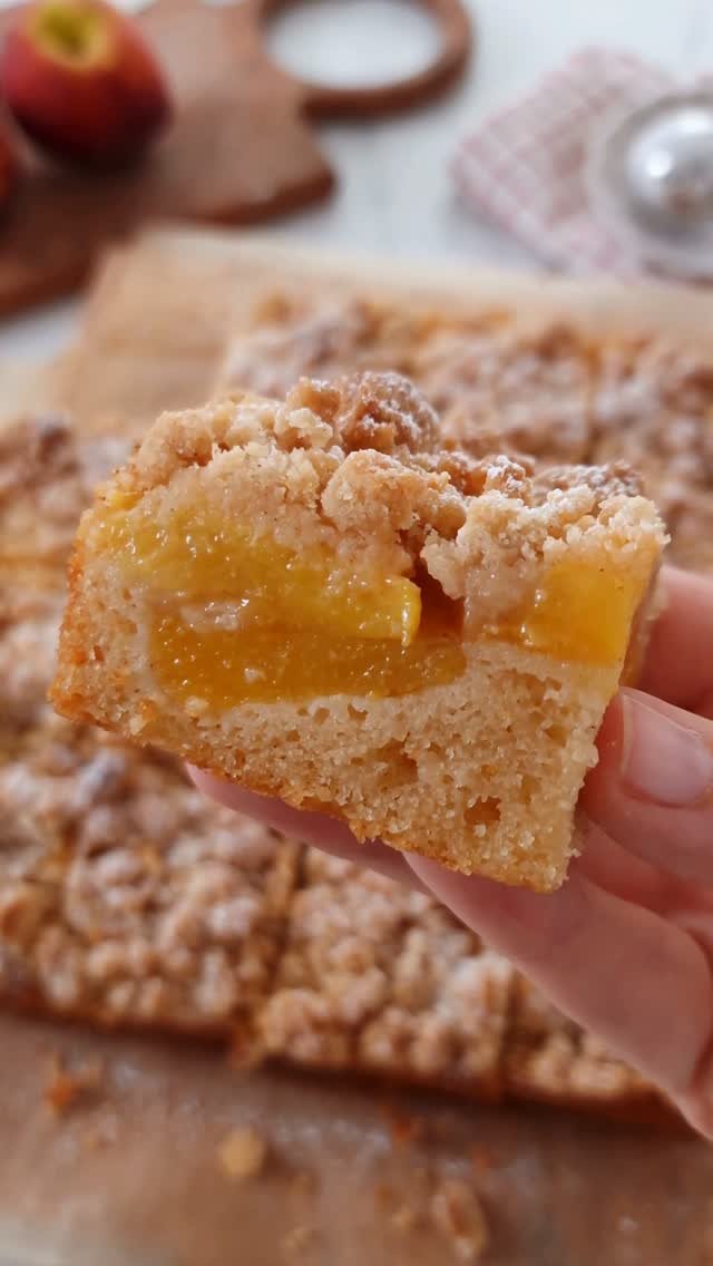 theloopywhisk 게시물 이미지: Soft, buttery vanilla cake, a thick layer of...