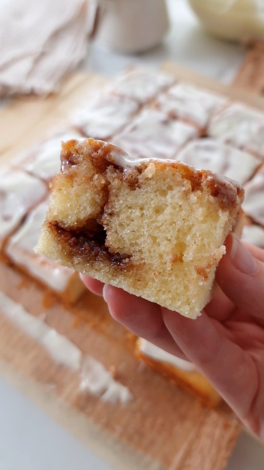 theloopywhisk 게시물 이미지: Soft, buttery vanilla cake with a gooey...