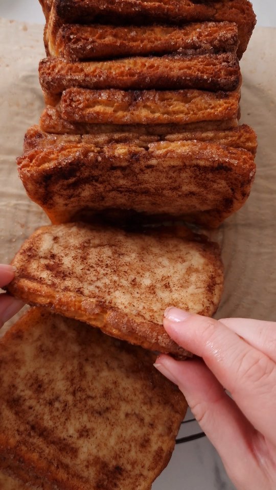 theloopywhisk 게시물 이미지: This pull-apart bread tastes like a cross...