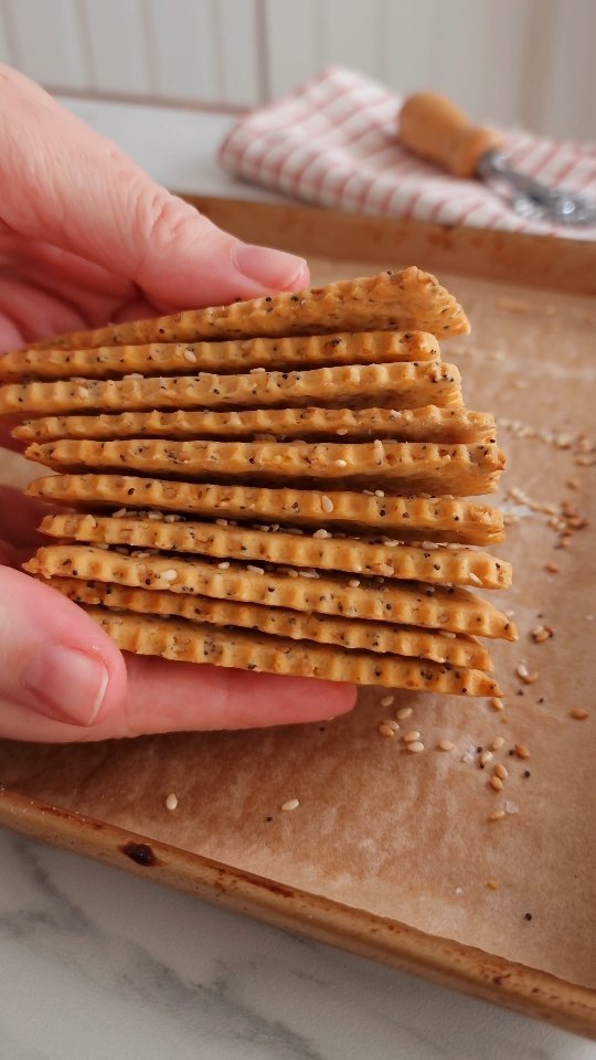 theloopywhisk 게시물 이미지: Perfectly crisp gluten-free crackers with just...