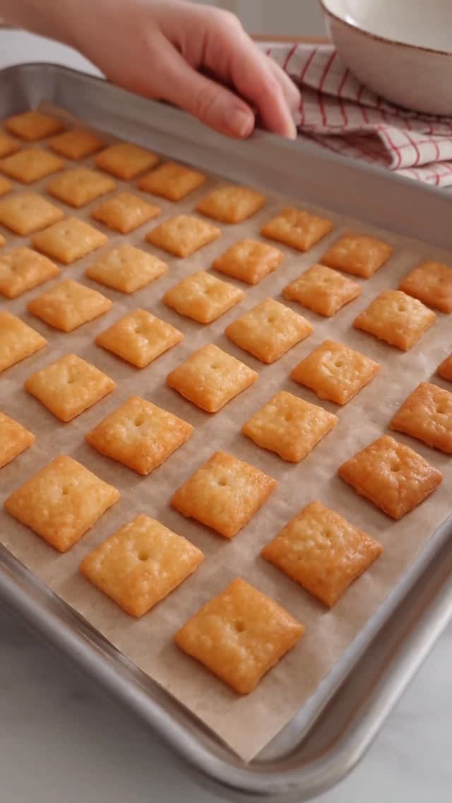 theloopywhisk 게시물 이미지: Gluten-free Cheez-Its!! These are kinda...
