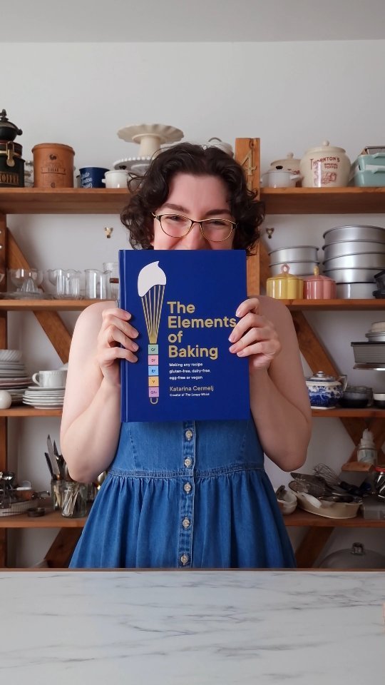 theloopywhisk 게시물 이미지: The very first copy of my new book!!! 😭😭 It's...