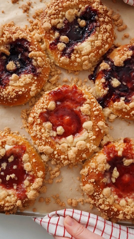 theloopywhisk 게시물 이미지: Pillowy-soft brioche buns stuffed with a...