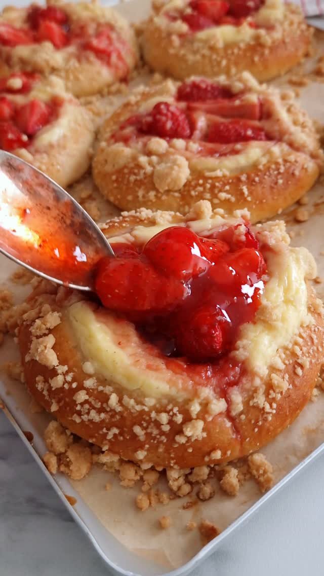 theloopywhisk 게시물 이미지: Pillowy-soft brioche buns stuffed with creamy...