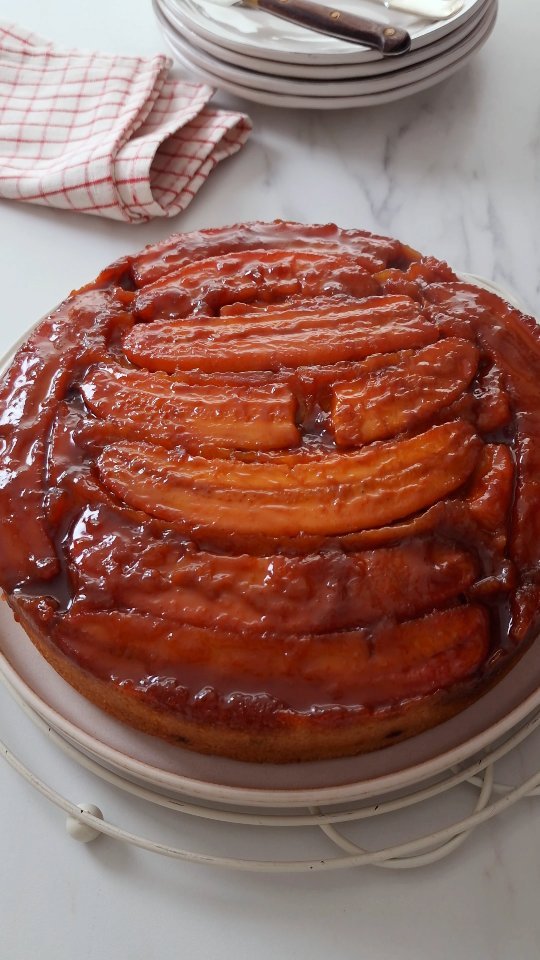 theloopywhisk 게시물 이미지: Soft, buttery banana cake, a generous layer of...