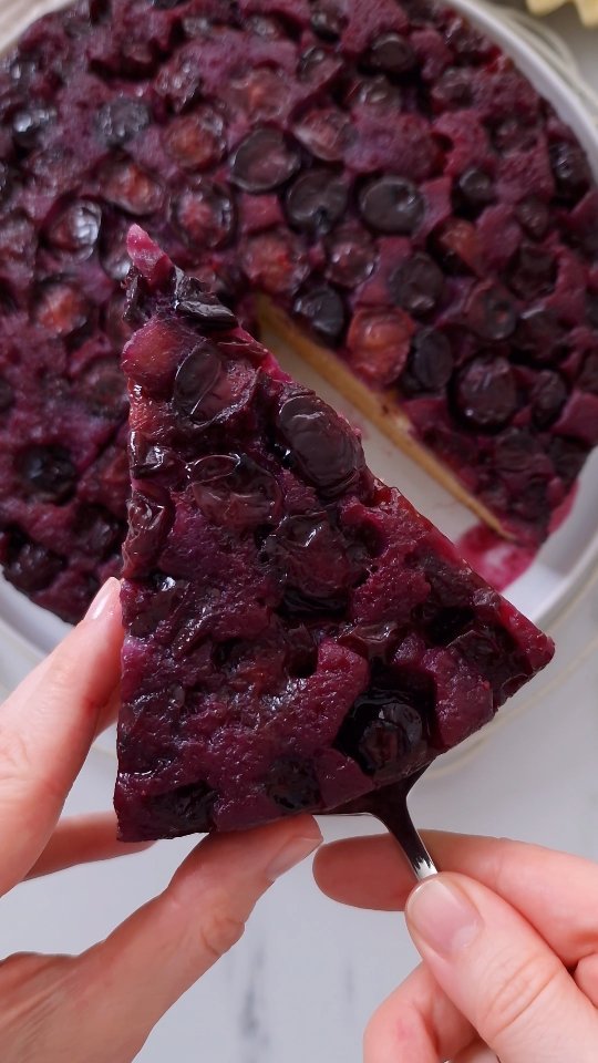 theloopywhisk 게시물 이미지: Soft, buttery lemon cake and a layer of juicy,...