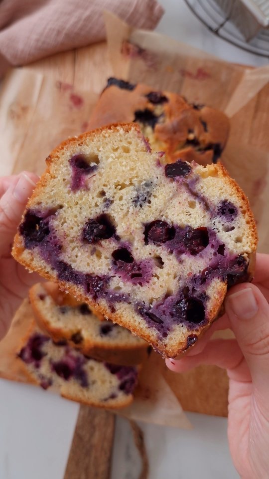 theloopywhisk 게시물 이미지: This blueberry loaf tastes like a blueberry...