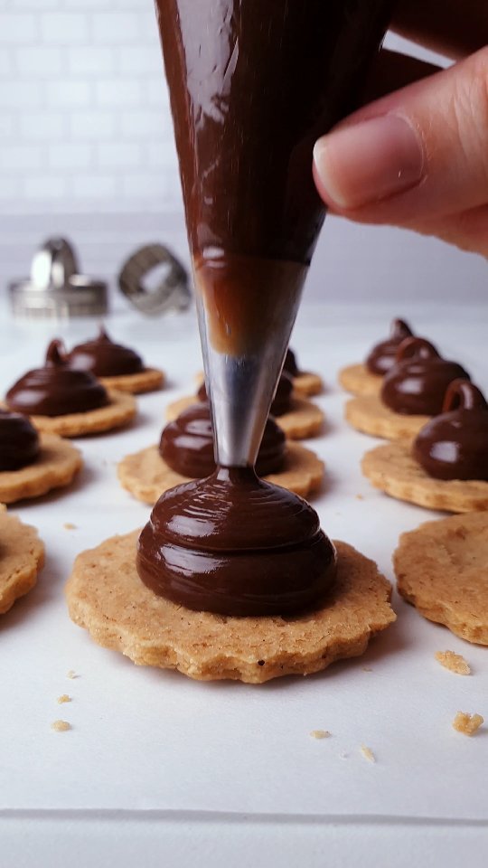 theloopywhisk 게시물 이미지: Buttery, melt-in-the-mouth hazelnut shortbread...