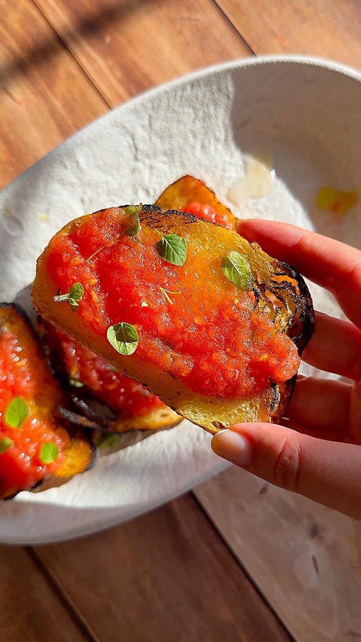 themodernnonna 게시물 이미지: Pan Con Tomate 🤤🇪🇸 comment “plate” and I’ll...