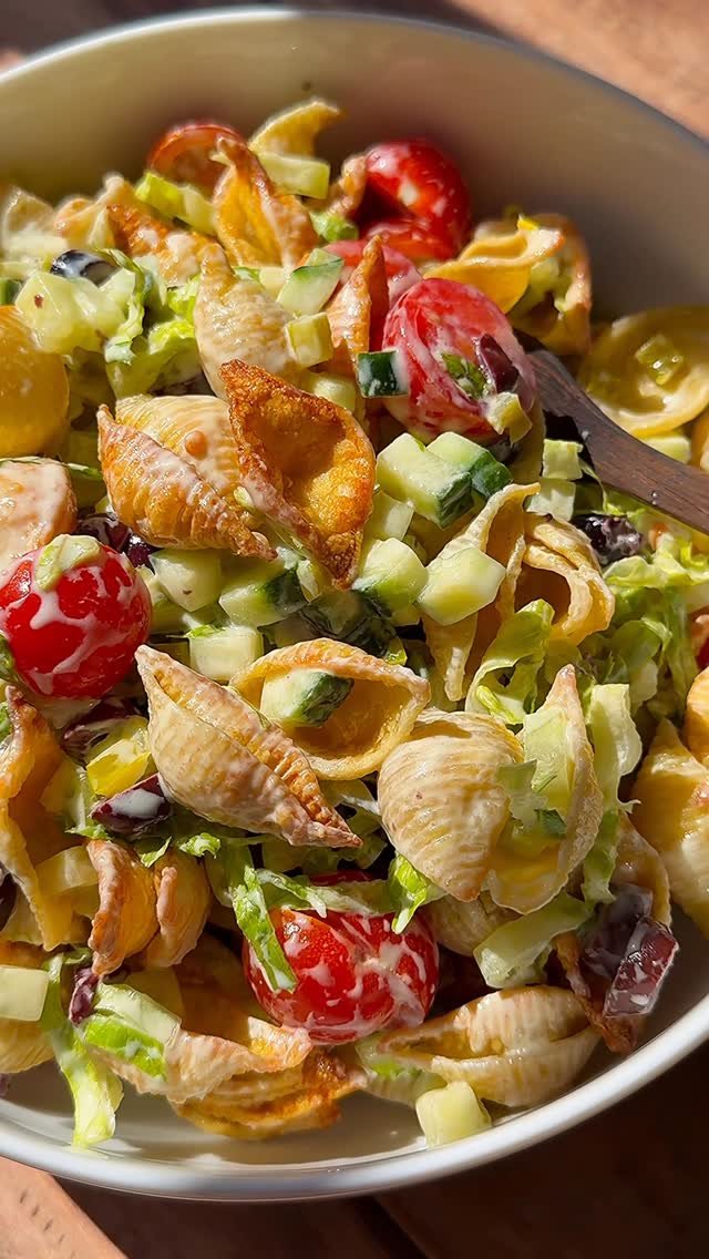 themodernnonna 게시물 이미지: VIRAL CRISPY PASTA SALAD 🥗 

CRISPY PASTA:...