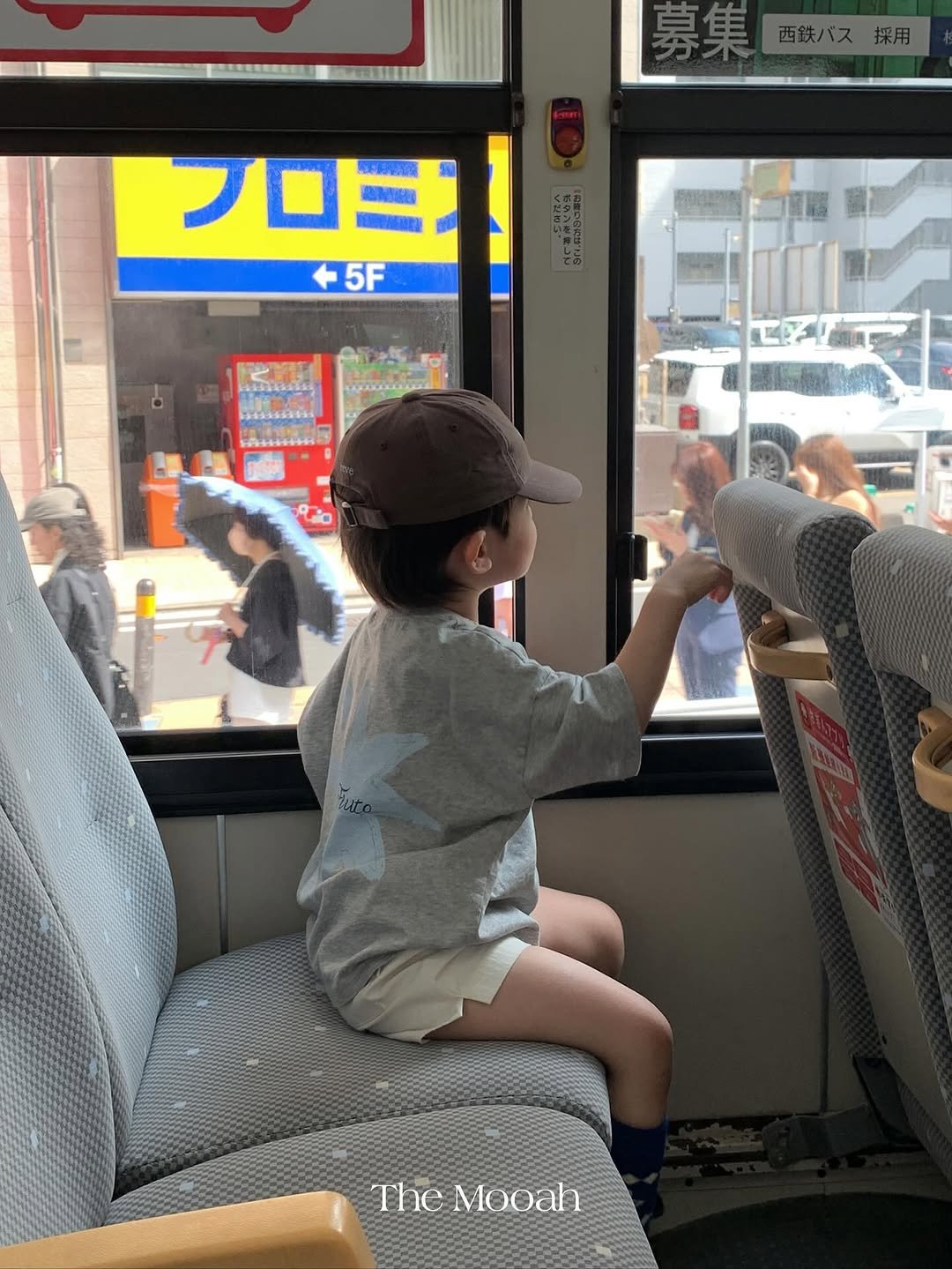Photo by The Mooah on September 01, 2025. May be an image of 5 people, train, bus and text that says '西鉄バス採用 西鉄バス 採用 기대분!! 5F 九ロミ +5F TheMooah The Mooah'.