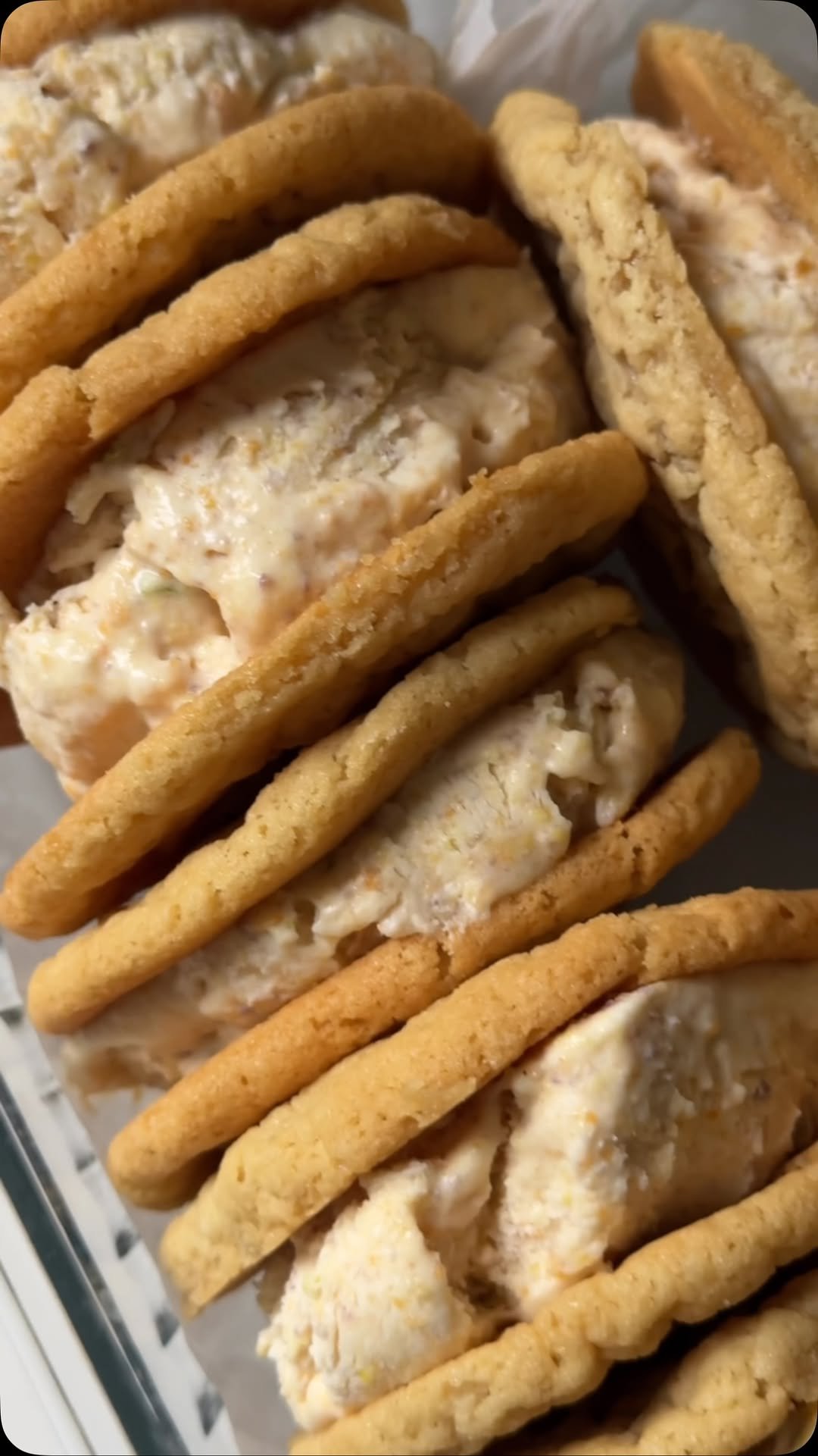 thepurplecupcake_ 게시물 이미지: Froot Loop milk ice cream sandwiches to...