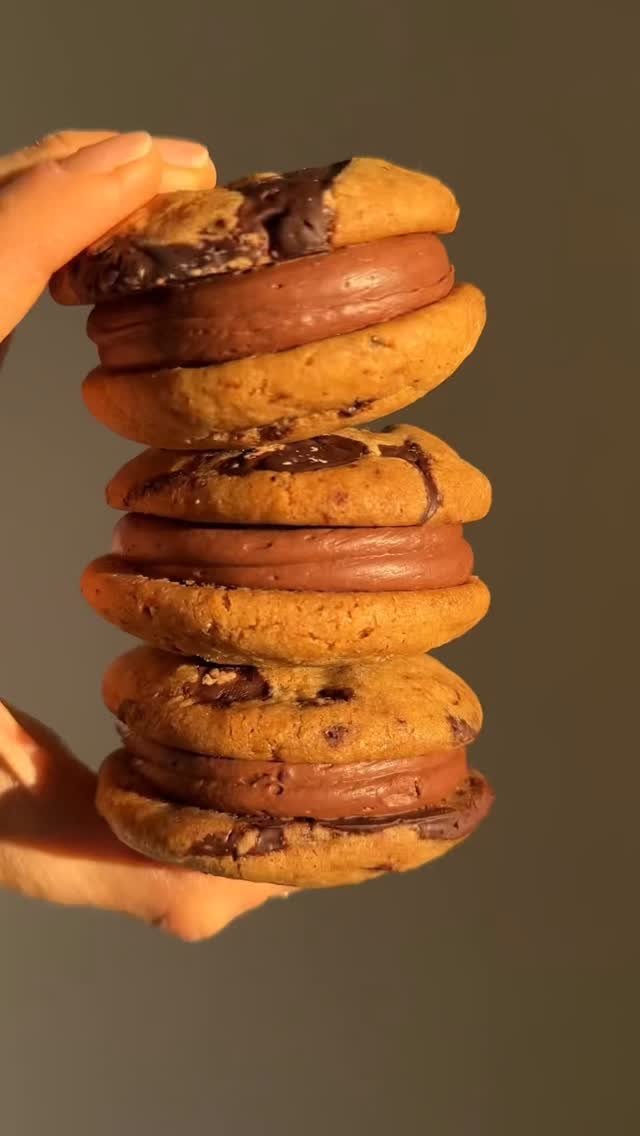 thepurplecupcake_ 게시물 이미지: Fudge filled chocolate chip cookie sandwiches...