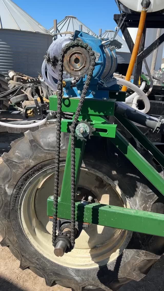 therockymountainfarmer 게시물 이미지: Fertilizing potatoes With the John blue pump #f