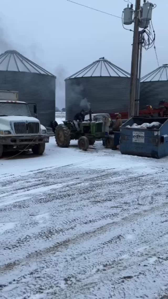 therockymountainfarmer 게시물 이미지: 1960 John Deere 2010 cold start… almost. #farmi