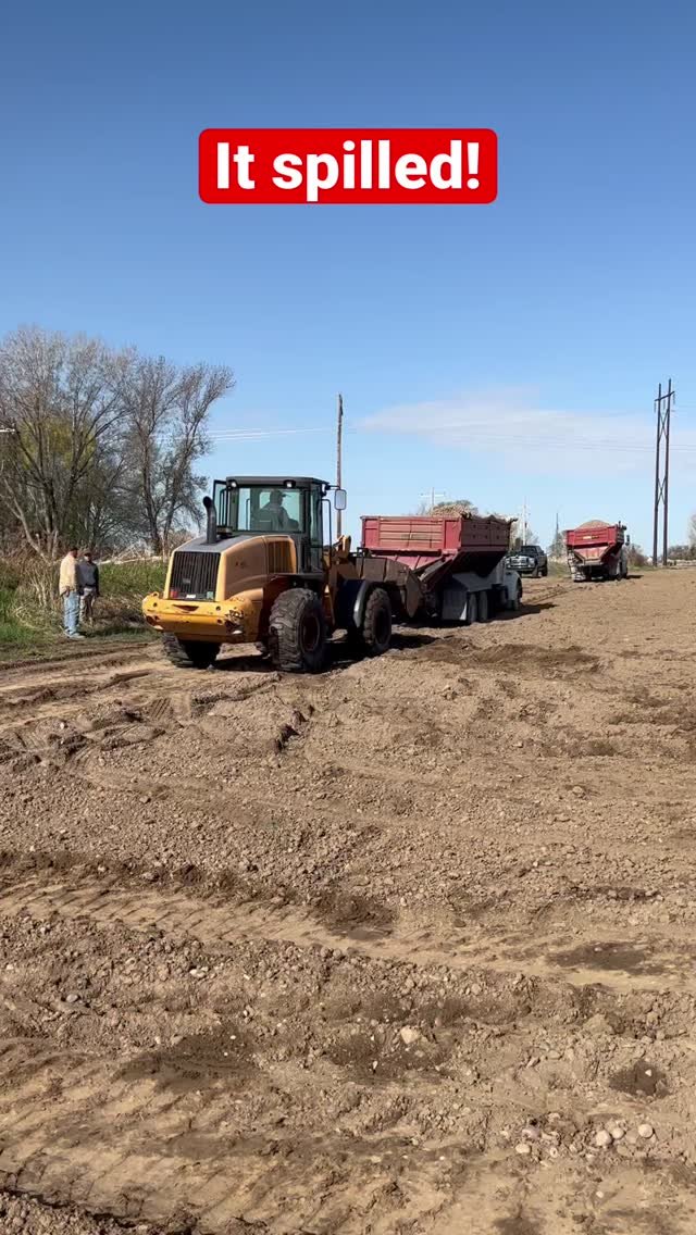 therockymountainfarmer 게시물 이미지: Filling up this spud planter. #farming #johnde