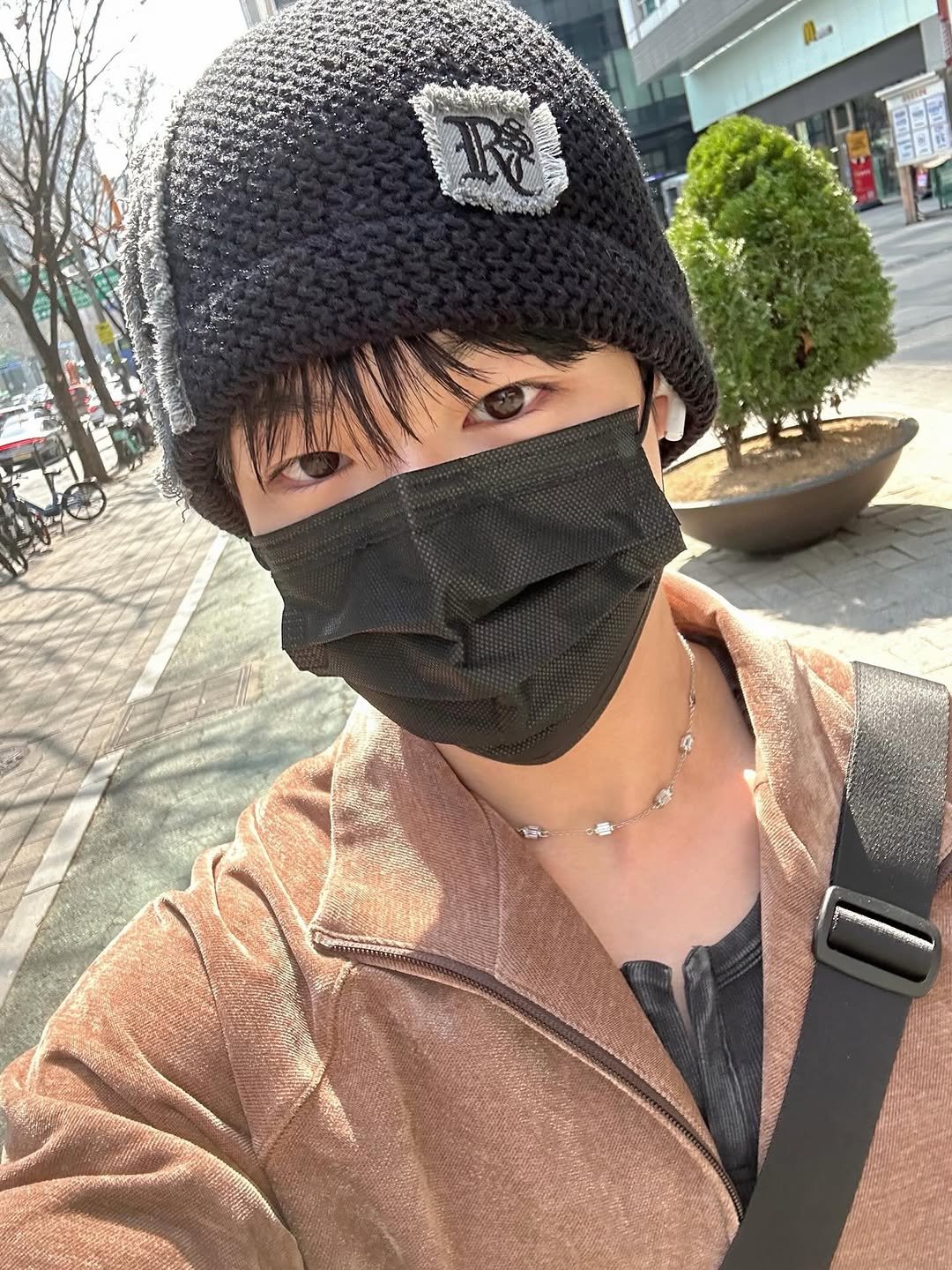 Photo by 더윈드 (The Wind) on March 23, 2026. May be an image of duffle coat, hat, face mask, parka and text.