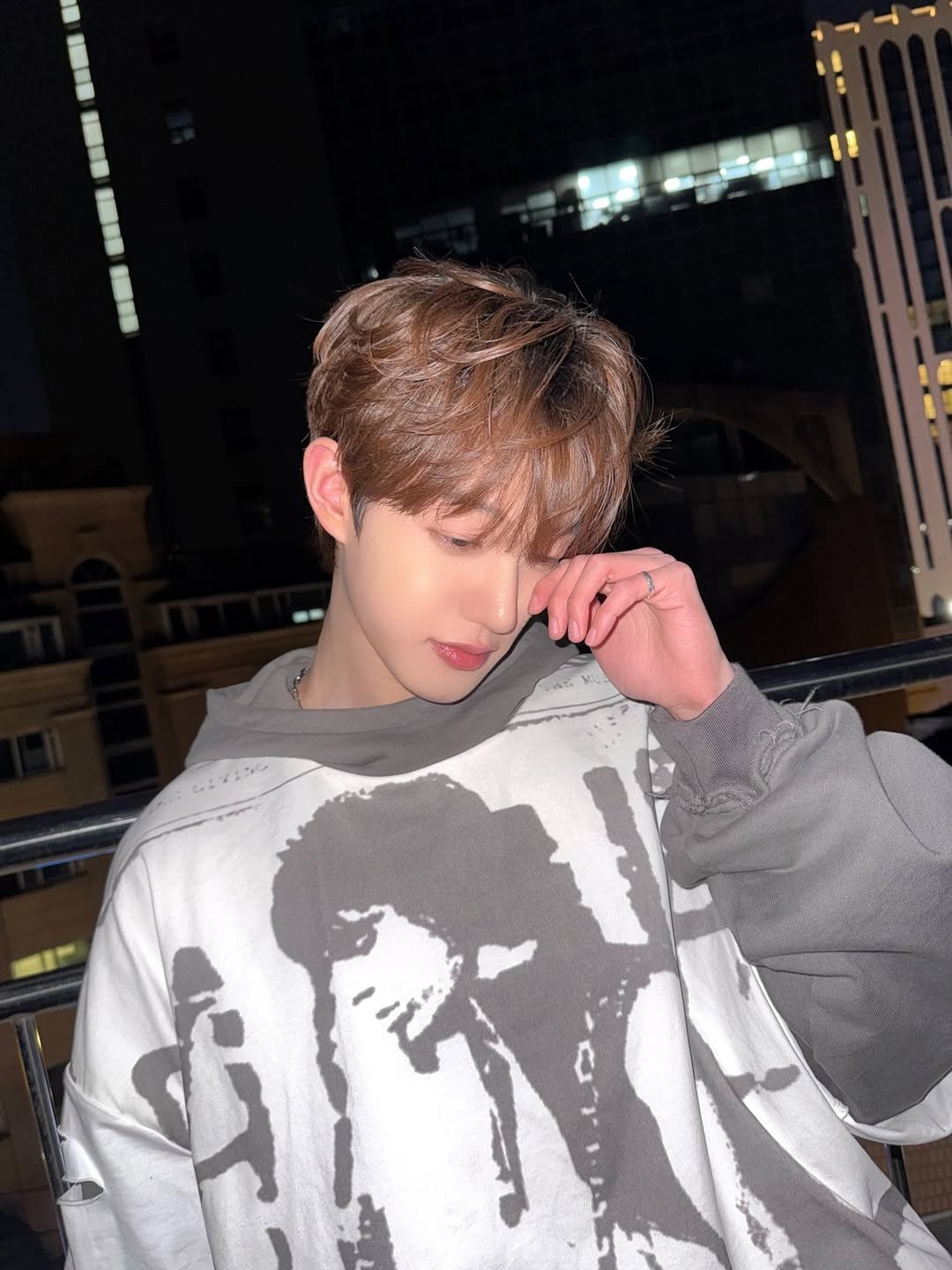 Photo by 더윈드 (The Wind) on March 26, 2026. May be an image of one or more people, bangs, sweatshirt, top and text.