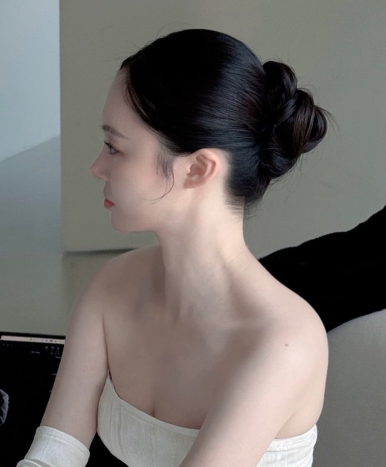 theyeon.sy 게시물 이미지: 깔끔한 미들번
모든 연출을 소화할 수 있게 해주는 마법같은 스타일
#더연헤어변형#미들번