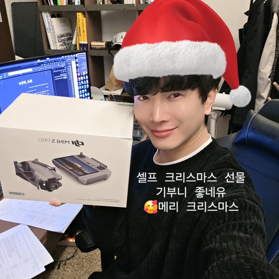 Photo by 강보경 in Busan City, South Korea. May be an image of ‎text that says '‎T M ИPKR NPK OR 2 ИΙM حام RD 셀프 크리스마스 선물 기부니 좋네유 메리 크리스마스‎'‎.