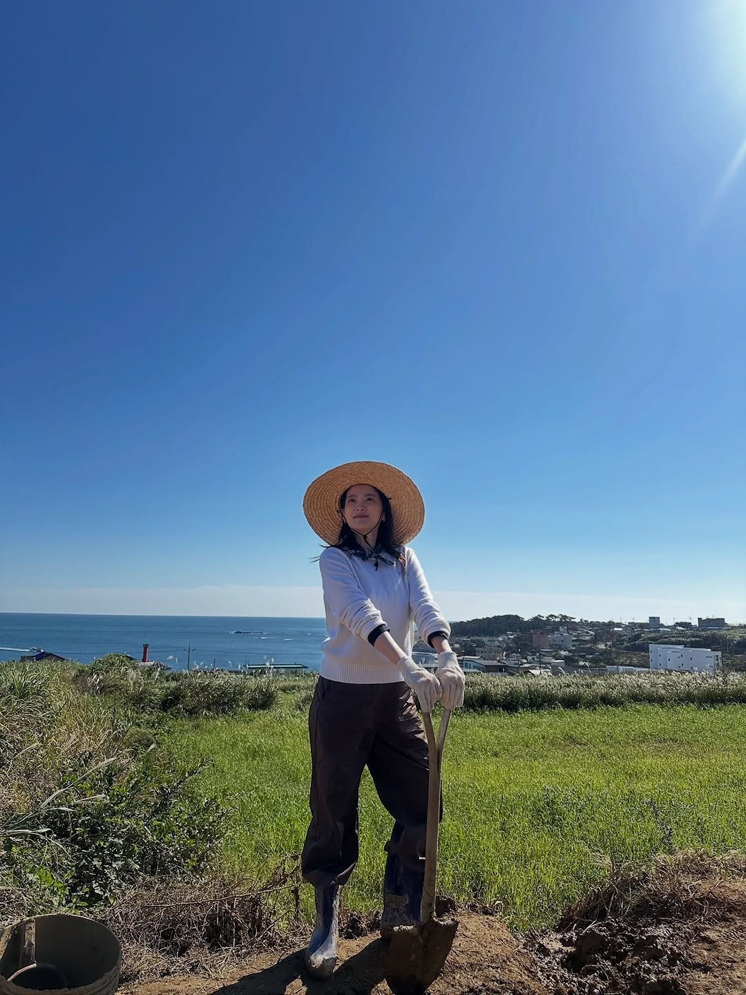 Photo by 천우희 on September 18, 2025. May be an image of 1 person, ocean and grass.