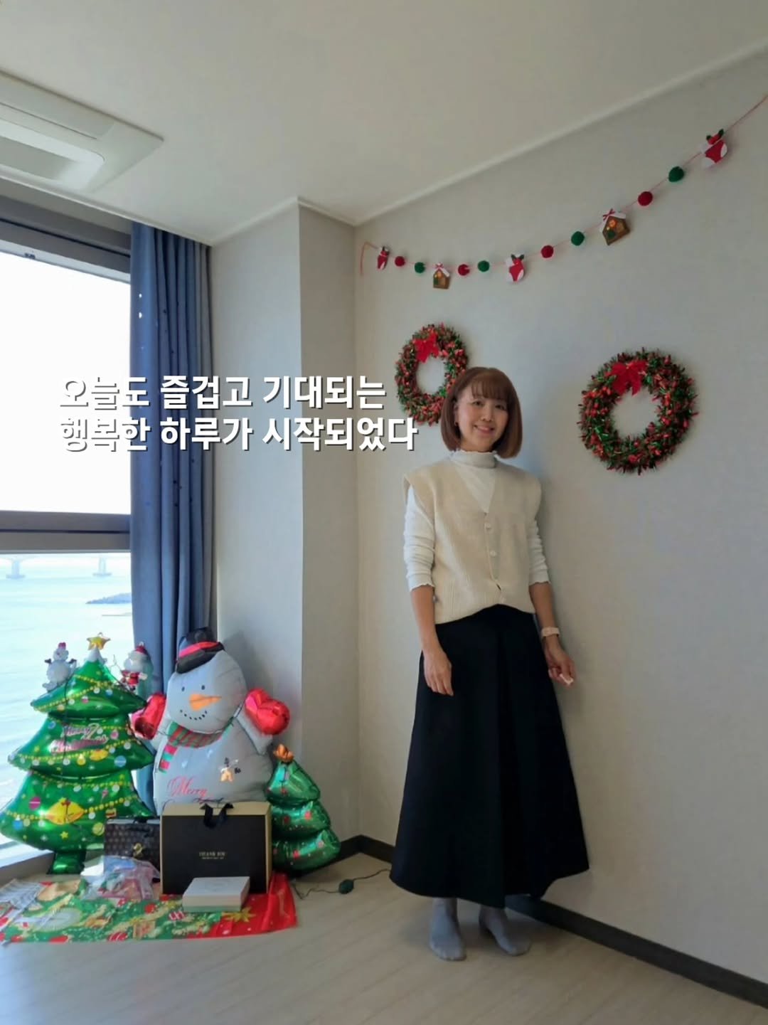 Photo by 쓰달 | 22년차 6급공무원 40대 직장맘 자기계발놀이터 on December 09, 2025. May be an image of baby's-breath and text that says '오늘도 즐겁고 기대되는 행복한 하루가 시작되었다'.