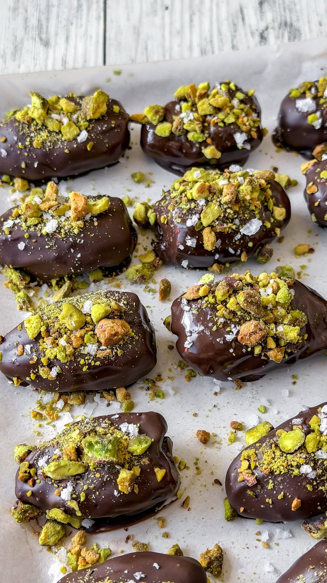 thrivingonplants 게시물 이미지: Choc Covered Stuffed Dates 🤎🍫 Only 5 simple...